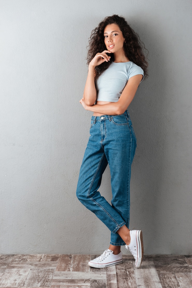 Foto gratuito hermosa mujer en jeans
