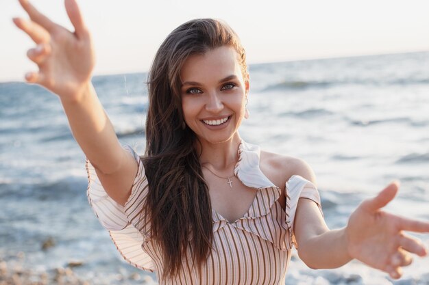 Hermosa mujer joven al aire libre