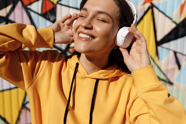 hermosa mujer joven con auriculares al aire libre