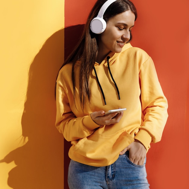 hermosa mujer joven con auriculares al aire libre