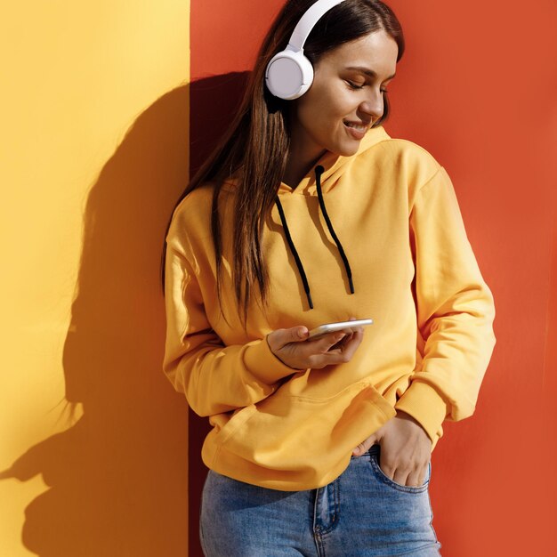 hermosa mujer joven con auriculares al aire libre