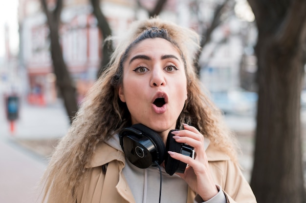 Foto gratuita hermosa mujer joven con auriculares