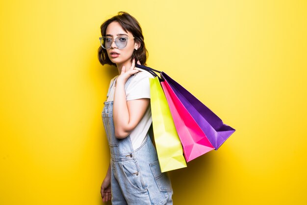 Hermosa mujer joven con bolsas de papel