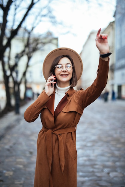 Hermosa mujer joven caminando por la calle en un cálido día de otoño