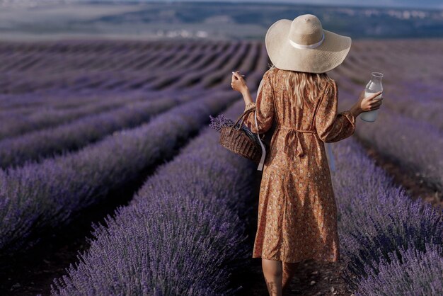 hermosa mujer joven en campo de lavanda