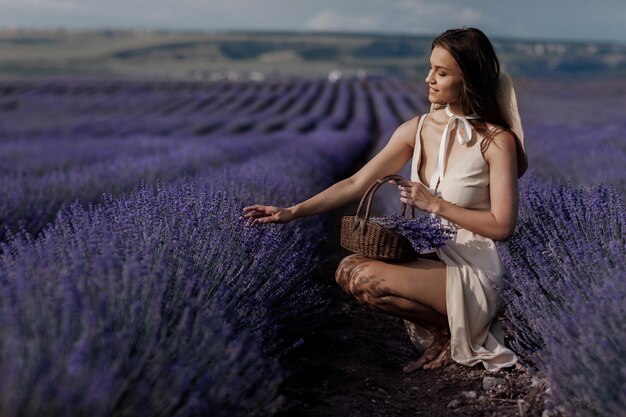 hermosa mujer joven en el campo de lavanda