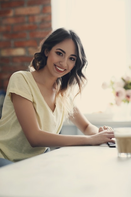 Foto gratuita hermosa mujer joven en casa