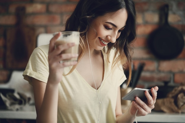 Foto gratuita hermosa mujer joven en casa