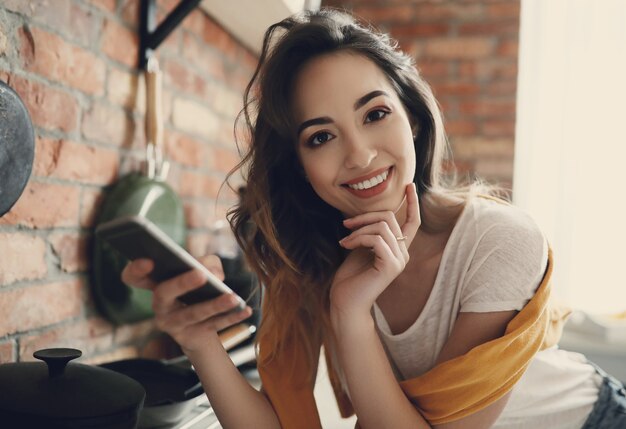 Hermosa mujer joven en casa