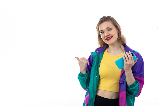 Hermosa mujer joven en chaqueta colorida con smartphone