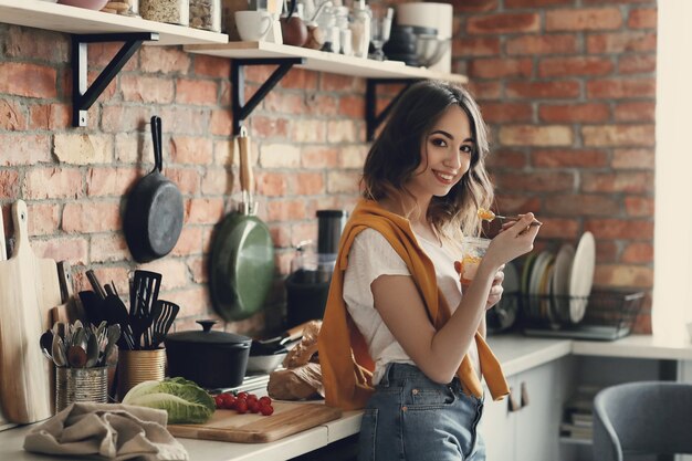 Hermosa mujer joven en la cocina