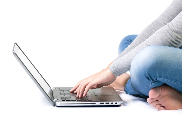 Foto gratuito una hermosa mujer joven con una computadora portátil en el estudio
