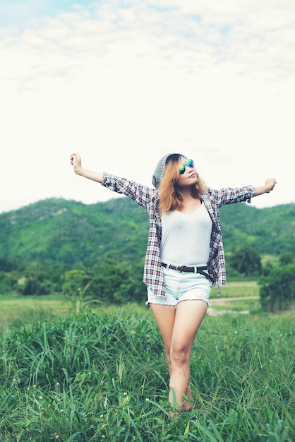 Foto gratuita hermosa mujer joven disfrutar de la libertad y la vida en la naturaleza detrás