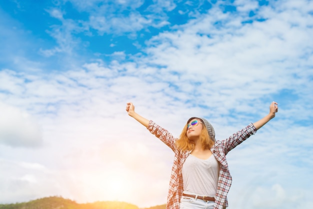 hermosa mujer joven disfrutar de la libertad y la vida en la naturaleza detrás