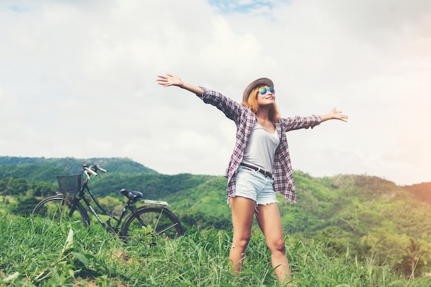 hermosa mujer joven disfrutar de la libertad y la vida en la naturaleza detrás