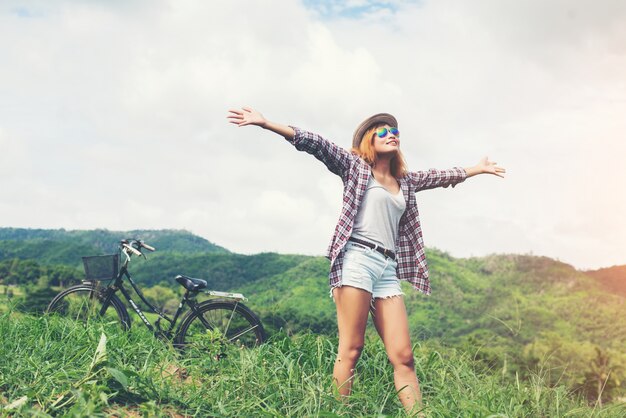 hermosa mujer joven disfrutar de la libertad y la vida en la naturaleza detrás