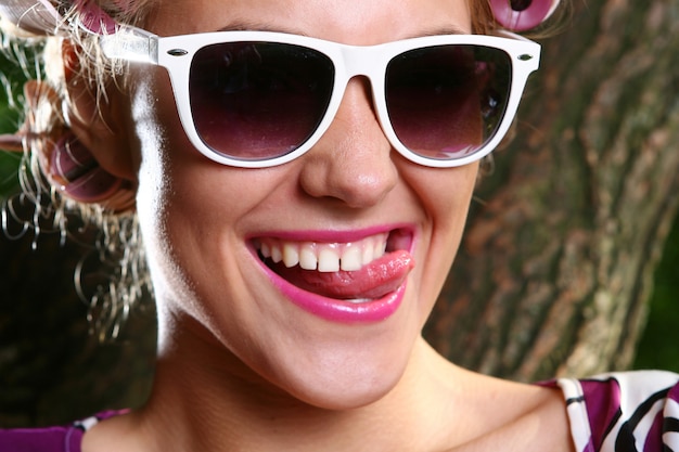 Hermosa mujer joven con gafas de sol