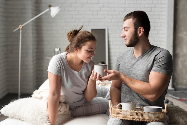 Hermosa mujer joven y hombre juntos