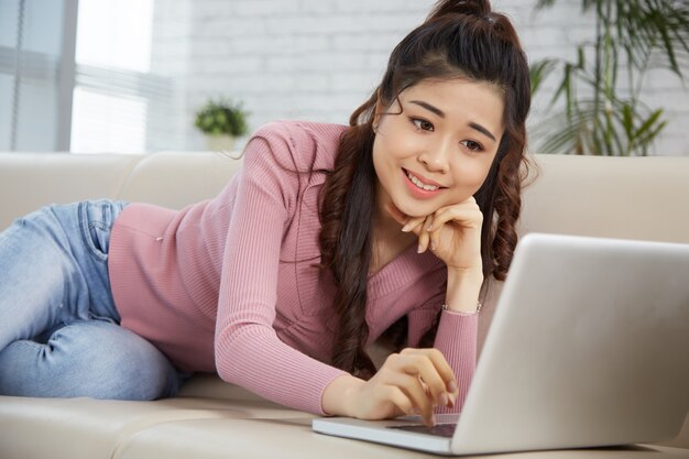 Hermosa mujer joven con laptop