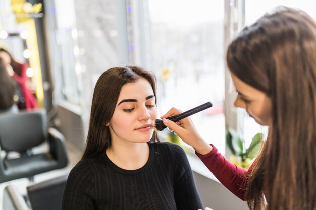 Hermosa mujer joven con largo cabello castaño maquillaje brillante