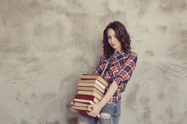 Hermosa mujer joven con libros