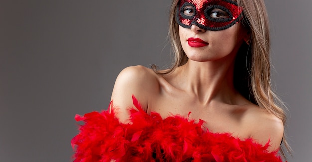 Hermosa mujer joven con máscara de carnaval