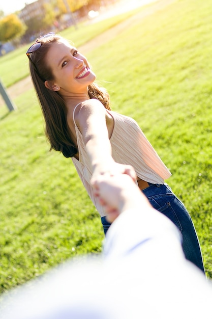 Foto gratuita hermosa mujer joven mirando a la cámara en el parque.