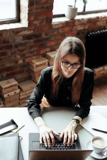 Hermosa mujer joven en la oficina en casa. Trabajando desde casa. Concepto de teletrabajo