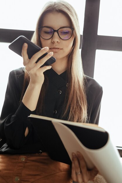 Hermosa mujer joven en la oficina en casa. Trabajando desde casa. Concepto de teletrabajo