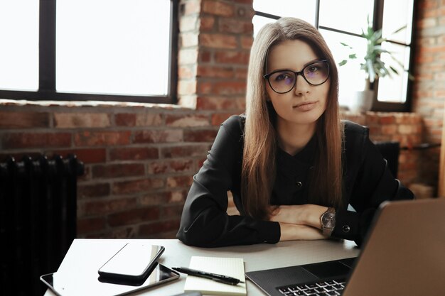 Hermosa mujer joven en la oficina en casa. Trabajando desde casa. Concepto de teletrabajo