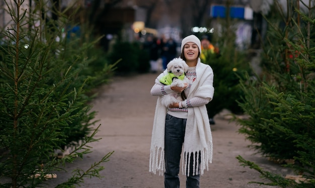 Foto gratuita hermosa mujer joven con un perro blanco