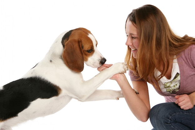 Hermosa mujer joven con perro