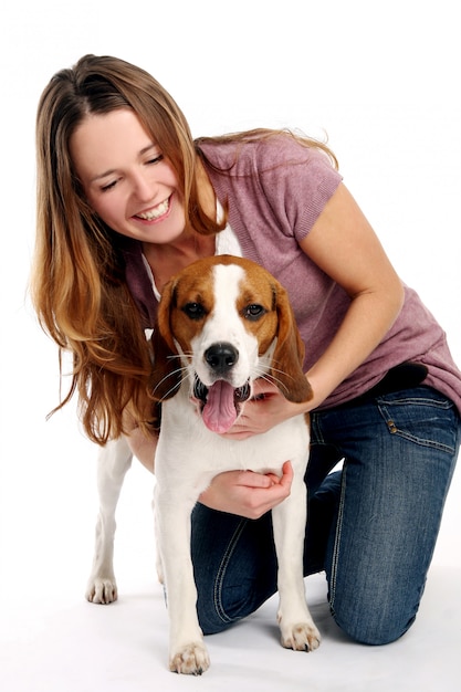 Hermosa mujer joven con perro