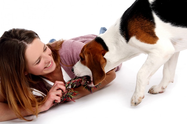 Hermosa mujer joven con perro