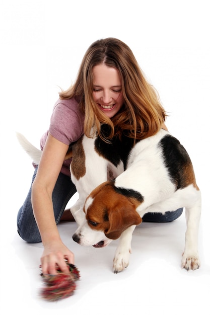 Hermosa mujer joven con perro