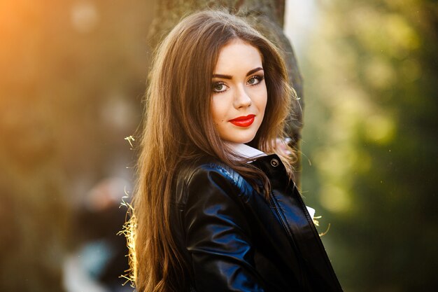 Hermosa mujer joven posando en el parque