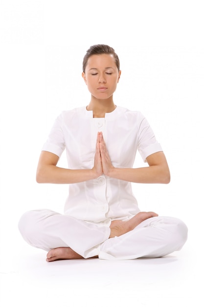 Una hermosa mujer joven en pose de yoga