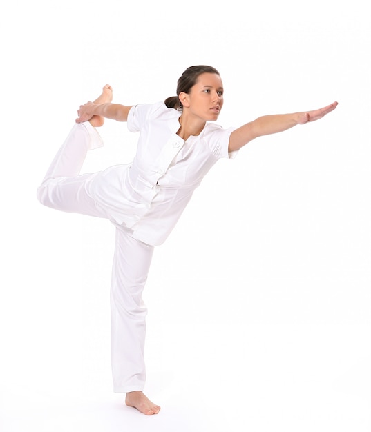 Una hermosa mujer joven en pose de yoga