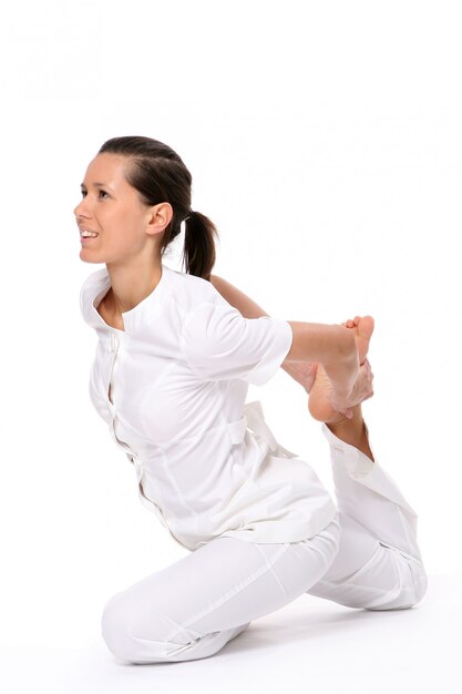 Una hermosa mujer joven en pose de yoga