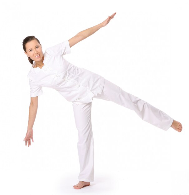 Una hermosa mujer joven en pose de yoga