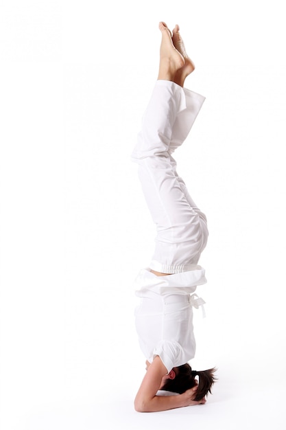 Una hermosa mujer joven en pose de yoga