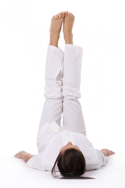 Una hermosa mujer joven en pose de yoga