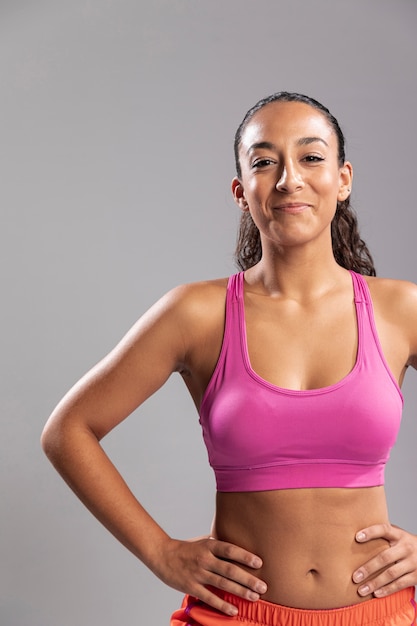 Hermosa mujer joven en ropa deportiva