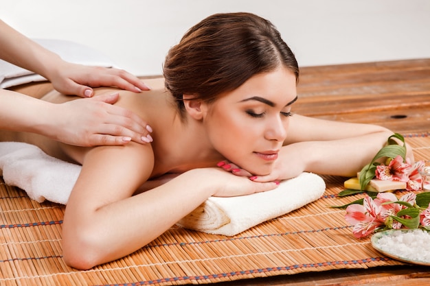 Hermosa mujer joven en un salón de spa