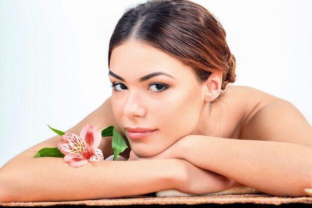 Hermosa mujer joven en un salón de spa