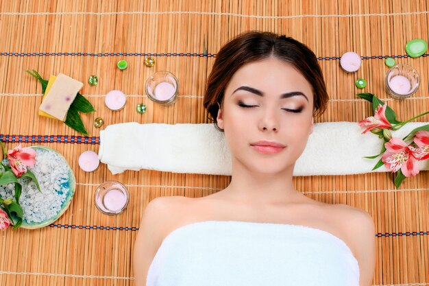 Hermosa mujer joven en un salón de spa