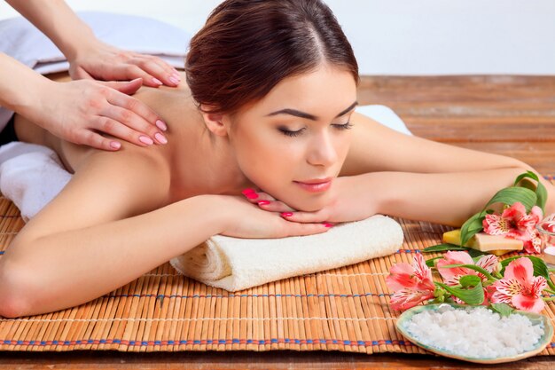 Hermosa mujer joven en un salón de spa