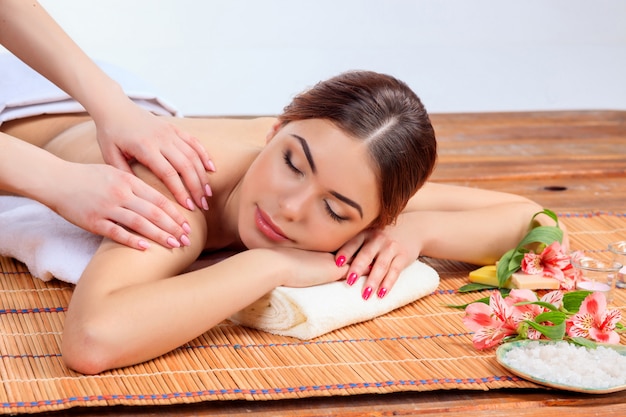 Hermosa mujer joven en un salón de spa