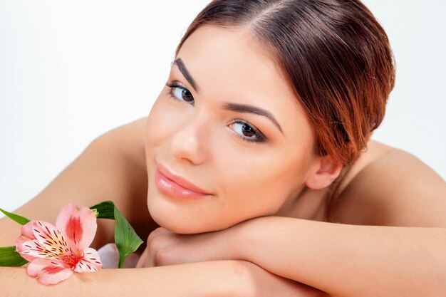 Hermosa mujer joven en un salón de spa