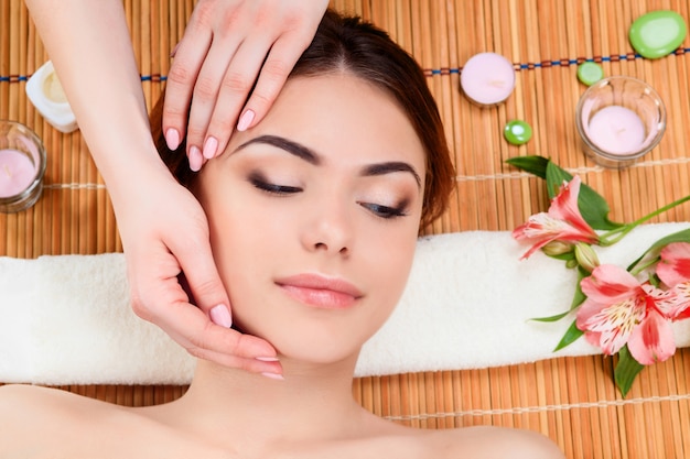 Hermosa mujer joven en un salón de spa